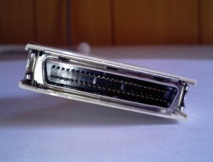 パラレル型のSCSI接続ケーブル(Wikipediaより)