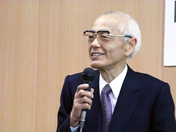 カルタを監修した名内泰藏氏