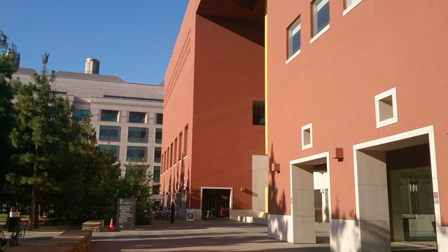 Structure 2013の会場となったサンフランシスコにあるミッションベイカンファレンスセンター。カリフォルニア大学サンフランシスコ校の施設。解放的でオープンな雰囲気のキャンパスは気持ちがいい。ダウンタウンからはBARTに乗って16th Street駅で降り、そこからシャトルバスを使うのが一般的。ただ発着所のあたりがあやしい空気たっぷりであまり長くいたくない雰囲気。大手ITベンダはたいていダウンタウンのどまんなかにあるモスコーニでイベントをやるので、遠くに行くのに慣れていない…