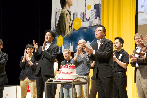 Java20周年を祝う杉原氏ら