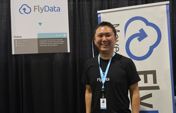 米国シリコンバレーを本拠に、北米市場でデータビジネスを幅広く展開するFlyDataのファウンダーの藤川幸一さん。re:Invent 2016のFlyDataの出展ブースにて