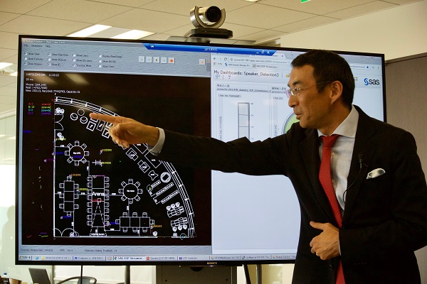 センサーを使ったデモを説明する堀田徹哉氏