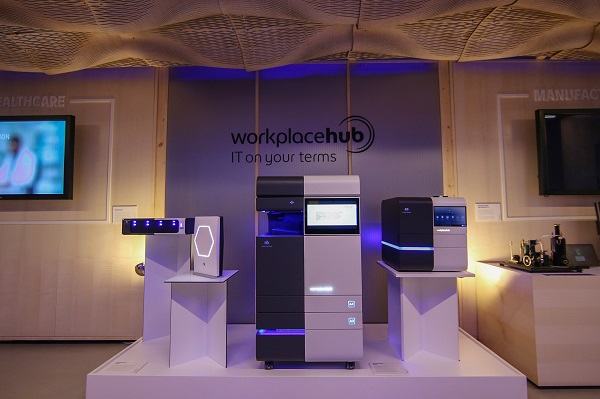 Workplacehub:複合機にサーバー機能を組み込んだ「Workplace Hub」(画面中央と画面右端)、サーバー機能のみ持つものはラック型(画面左端)とスレート型(左から2つ目)がある