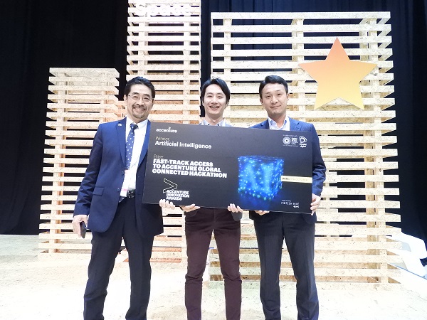 スマートメディカルは、「GITEX Technology Week 2017」で開催されたベンチャー企業を対象にしたコンテストのAI部門で、見事優勝を果たした。写真中央がスマートメディカルのICT部門でプロジェクトマネージャをと詰める山崎はずむ氏