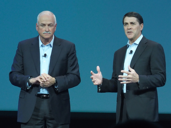 VMwareと戦略的パートナーシップを発表。右はVMware President and COOのCarl Eschenbach氏