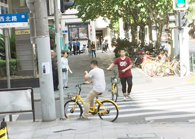 急成長のスタートアップ「オッフォ(OFO)」が手がけるシェアサイクル。利便性の高さから上海では主要な交通手段の一つになっており、中国国内だけで800万台が配置され、1日に述べ2500万回の利用があるという